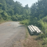 देवरुख–संगमेश्वर राज्यमार्ग वाहतुकीसाठी धोकादायक; तातडीने दुरुस्ती न झाल्यास निवडणूकीवर बहिष्काराचा ग्रामस्थांचा इशारा