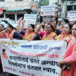 रूपाली चाकणकर यांच्या राजीनाम्यासाठी शिवसेना आक्रमक, महिला आघाडीचे पुण्यात आंदोलन