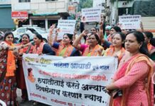 रूपाली चाकणकर यांच्या राजीनाम्यासाठी शिवसेना आक्रमक, महिला आघाडीचे पुण्यात आंदोलन