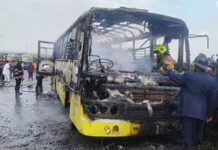 देव तारी त्याला कोण मारी ठाण्यातील थरारक घटना, विद्यार्थ्यांना उतरवले आणि स्कूल बस पेटली