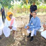 Photo – उद्धव ठाकरे यांचा बांधावर जाऊन शेतकऱ्यांशी संवाद