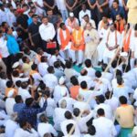 Photo – उद्धव ठाकरे यांनी जालन्यातील शेतकऱ्यांशी साधला संवाद