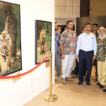 Photo – डॉ. रमाकांत पांडा यांच्या छायाचित्र प्रदर्शनाला उद्धव ठाकरे यांनी दिली भेट