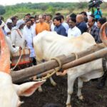 Photo – मराठवाड्यात उद्धव ठाकरेंचा शेतकऱ्यांशी संवाद, बळीराजाने मांडल्या व्यथा