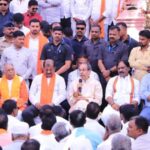 महायुतीला आणि त्यांच्या कुबड्यांना व्होटबंदी करा, तरच हे सरकार वठणीवर येईल; शेतकऱ्यांना आवाहन करत उद्धव ठाकरे यांचा घणाघात