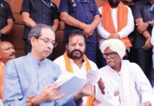 शेतकरी संवाद – अब की बार…जाईल सरकार, उद्धव ठाकरे कडाडले, महायुती सरकार चोर, मतचोरी करून सत्ता लाटणाऱ्यांना घेराव घाला; शेतकऱ्यांना केले आवाहन