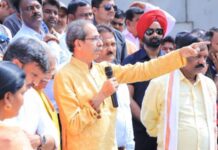 निवडणुकीआधी शेतकऱ्यांचा सात बारा करू कोरा, आता कुठे पळाला मत चोरा? उद्धव ठाकरेंचा घणाघात, फडणवीस-अजितदादांचा ऑडियो ऐकवला