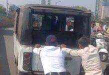 विरारमध्ये मोठी दुर्घटना टळली ड्युटीवरील पोलीस देवदूत म्हणून धावले, पेटत्या स्कूल व्हॅनमधून विद्यार्थ्यांची सुटका