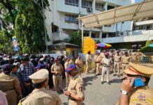 दिव्यातील 7 इमारती मधून बेघर झालेल्या नागरिकांचा पालिकेला घेराव