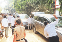 महायुतीत ‘मत’युद्धाचा भडका! महाडमध्ये गोगावले-तटकरे समर्थकांमध्ये राडा; गाडय़ा फोडल्या, पिस्तूल रोखले! बदलापूर आणि डहाणूत भाजप-शिंदे गट तर रोह्यात भाजप-दादा गटात धुमश्चक्री