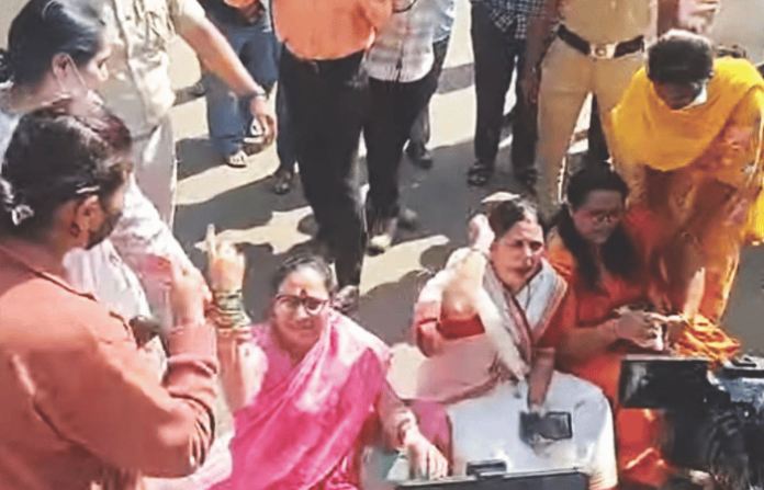 Belgaum Border Row Kannada Authorities Suppress Marathi Convention; Shiv Sena Protests in Kolhapur