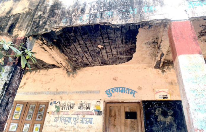 Ceiling Slab Chunks Collapse on Students at Deolali School; Administration Slammed for Negligence Ceiling Slab Chunks Collapse on Students at Deolali School; Administration Slammed for Negligence
