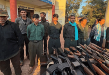 एक कोटींचं बक्षीस असलेल्या नक्षलवादी मज्जीने 12 जणांसह केले आत्मसमर्पण; महाराष्ट्र-छत्तीसगड-मध्यप्रदेश नक्षलवाद मुक्त