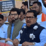 हिवाळी अधिवेशन – शेतकरी उपाशी, सरकार तुपाशी! शेतकऱ्यांच्या प्रश्नावरून विरोधक आक्रमक, विधिमंडळाच्या पायऱ्यांवर जोरदार घोषणाबाजी Opposition Protests at Nagpur Assembly Over Farmers' Debt Relief and MSP Demand