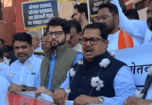 हिवाळी अधिवेश – शेतकरी उपाशी, सरकार तुपाशी! शेतकऱ्यांच्या प्रश्नावरून विरोधक आक्रमक, विधिमंडळाच्या पायऱ्यांवर जोरदार घोषणाबाजी Opposition Protests at Nagpur Assembly Over Farmers' Debt Relief and MSP Demand