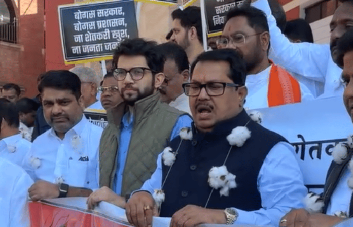 Opposition Protests at Nagpur Assembly Over Farmers' Debt Relief and MSP Demand Opposition Protests at Nagpur Assembly Over Farmers' Debt Relief and MSP Demand