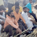 शेतकऱ्यांनी गव्हाणीत उड्या मारताच ऊसदर जाहीर Sugarcane Price Declared Immediately After Farmers Jumped into Cane Hoppers