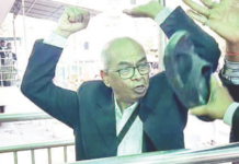 सरन्यायाधीशांवर बूट भिरकावणाऱ्या वकिलाला चपलेने मारले!