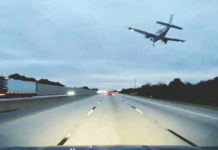 फ्लोरिडाच्या रस्त्यावर विमान उतरवले