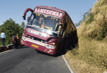 सहलीच्या बसला आंबेनळी घाटात अपघात;विद्यार्थी, शिक्षक बचावले