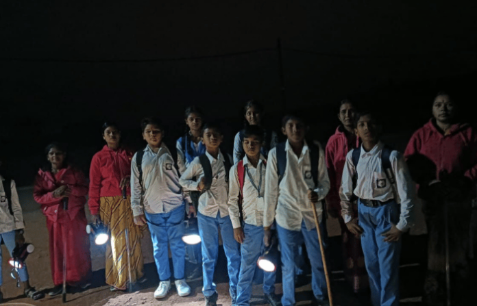 chandrapur purandhari 4 brave women protect school kids from wild animals