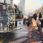 अपघातग्रस्त कंटेनरने अडवला घोडबंदर रस्ता; महामार्गावर तेल पसरल्याने वाहतुकीवर परिणाम