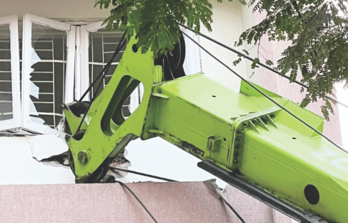 crane crash prabhadevi building