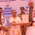 स्वाध्याय परिवाराच्या प्रमुख धनश्रीदीदी तळवलकर यांना सरदार पटेल विद्यापीठाची ‘डि.लिट्.’ पदवी प्रदान dhanashree didi talwalkar d.litt degree sardar patel university