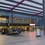 लंडनच्या हीथ्रो विमानतळावर अज्ञातांकडून प्रवाशांवर हल्ला, एका आरोपीला अटक; तिघे फरार