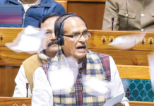 ‘जी राम जी’ विधेयकाच्या प्रती विरोधकांनी टराटरा फाडल्या, लोकसभेत अभूतपूर्व गदारोळात विधेयक मंजूर