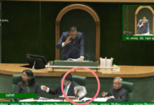 हिवाळी अधिवेशन: शेतकऱ्यांच्या प्रश्नांवर समाधानकारक उत्तर नाही! विरोधक वेलमध्ये उतरले maharashtra opposition boycotts winter session over farm issues; demands reply on cotton, soybean crisis