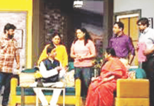 पडद्याआडून: ‘द दमयंती दामले’ घरगुती राजकारणाची धमाल दंगल marathi-drama-da-damyanti-damale