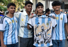 PHOTO – लिओनल मेस्सीच्या स्वागतासाठी फुटबॉलप्रेमींची गर्दी, मुखवटे आणि टी-शर्ट परिधान करत दिल्या शुभेच्छा