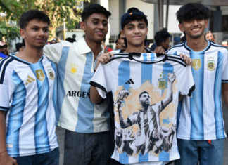 PHOTO – लिओनल मेस्सीच्या स्वागतासाठी फुटबॉलप्रेमींची गर्दी, मुखवटे आणि टी-शर्ट परिधान करत दिल्या शुभेच्छा