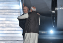 व्लादिमीर पुतीन यांना रेड कार्पेट, मोदींनी घेतली गळाभेट