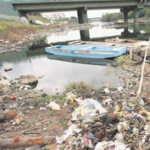 मेंढका नदीपात्रात अनधिकृत कचरा डेपो, धुराने प्रदूषण वाढल्याने कारवाईची मागणी