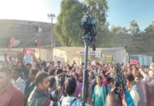 वेतनासाठी शिक्षकांचे अन्नत्याग आंदोलन, शिक्षिकेची प्रकृती खालावली