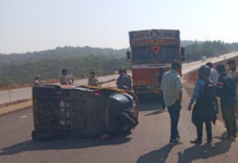 Ratnagiri News – हातखंबा येथे ट्रकच्या धडकेत रिक्षा पलटी; तीन प्रवासी जखमी