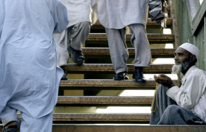 saudi arabia deports 24,000 pakistani beggars uae tightens visa rules