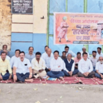 ‘दार उघडा, सरकार दार उघडा’, छत्रपती शाहू मिल प्रवेशद्वारावर प्रतीकात्मक ठिय्या आंदोलन