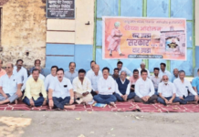 ‘दार उघडा, सरकार दार उघडा’, छत्रपती शाहू मिल प्रवेशद्वारावर प्रतीकात्मक ठिय्या आंदोलन