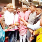 ‘पैसा झाला मोठा’च्या घोषणा देत आंदोलन, भाजप निष्ठावंतांचा उद्रेक