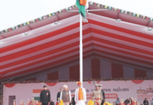 राज्यपालांचे प्रजासत्ताकदिनी महाराष्ट्राऐवजी गुजरातमध्ये ध्वजवंदन Governor Acharya Devvrat Skips Maharashtra Republic Day Event