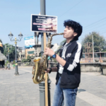 कोल्हापुरात तरुणाचे मतदानासाठी हटके प्रबोधन, 14 वर्षीय अर्हन मिठारीची संगीतमय धून ऐकवून मतदारांना साद