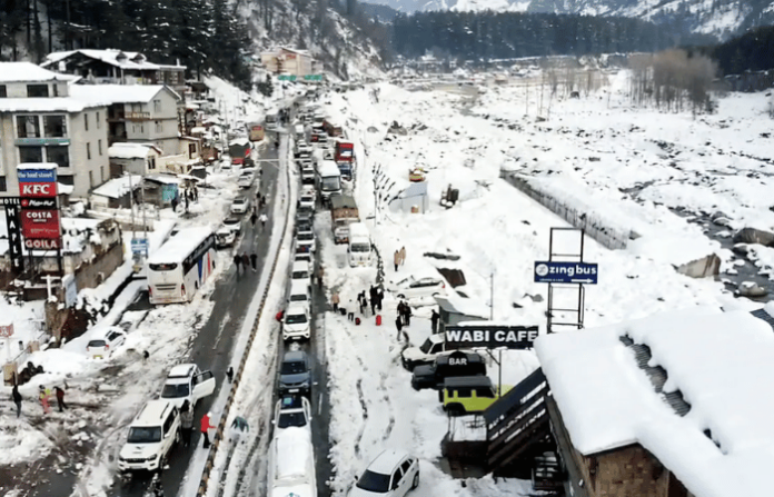 Manali Nightmare Tourists Stranded for 24 Hours in Cars Due to Heavy Snow Manali Nightmare Tourists Stranded for 24 Hours in Cars Due to Heavy Snow