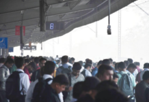 धुक्यामुळे मध्य रेल्वेची रखडपट्टी! पश्चिम रेल्वेचे वेळापत्रक ‘ब्लॉक’मुळे कोलमडले, सकाळपासून सायंकाळपर्यंत प्रवाशांची रखडपट्टी