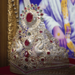 Ahilyanagar News – साईबाबांच्या चरणी 655 ग्रॅम वजनाचा सुवर्ण-हिरे जडीत मुकुट अर्पण