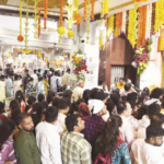 रात्री मदिरालयाबाहेर रांगा, सकाळी मंदिरांमध्ये गर्दी