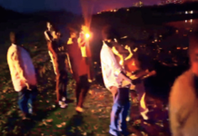 उल्हास नदीवर नगर परिषदेने व्यवस्था न केल्याने गणेशभक्तांची गैरसोय; बदलापुरात गाड्यांचे हेडलाईट, मोबाईल टॉर्चवर बाप्पांचे विसर्जन