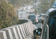 बोरघाट दोन तास ठप्प, बॅटरी हिलजवळ उलटला, प्रचंड वाहतूककोंडी